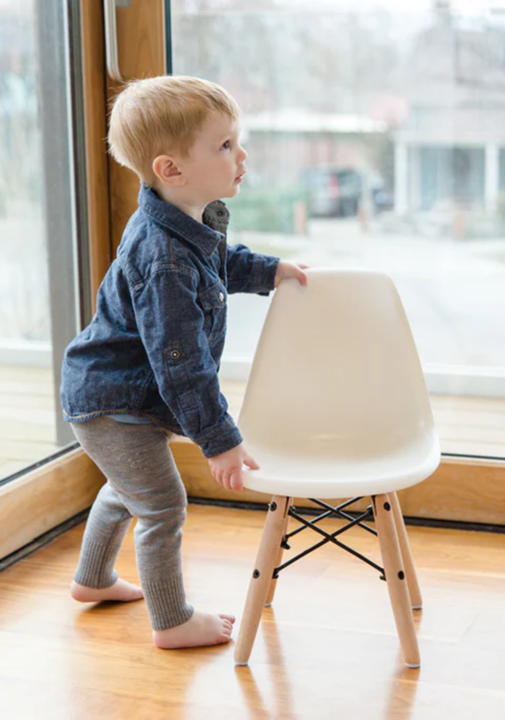 Effiel Kid chair - Wooden legs and Acrylic seat