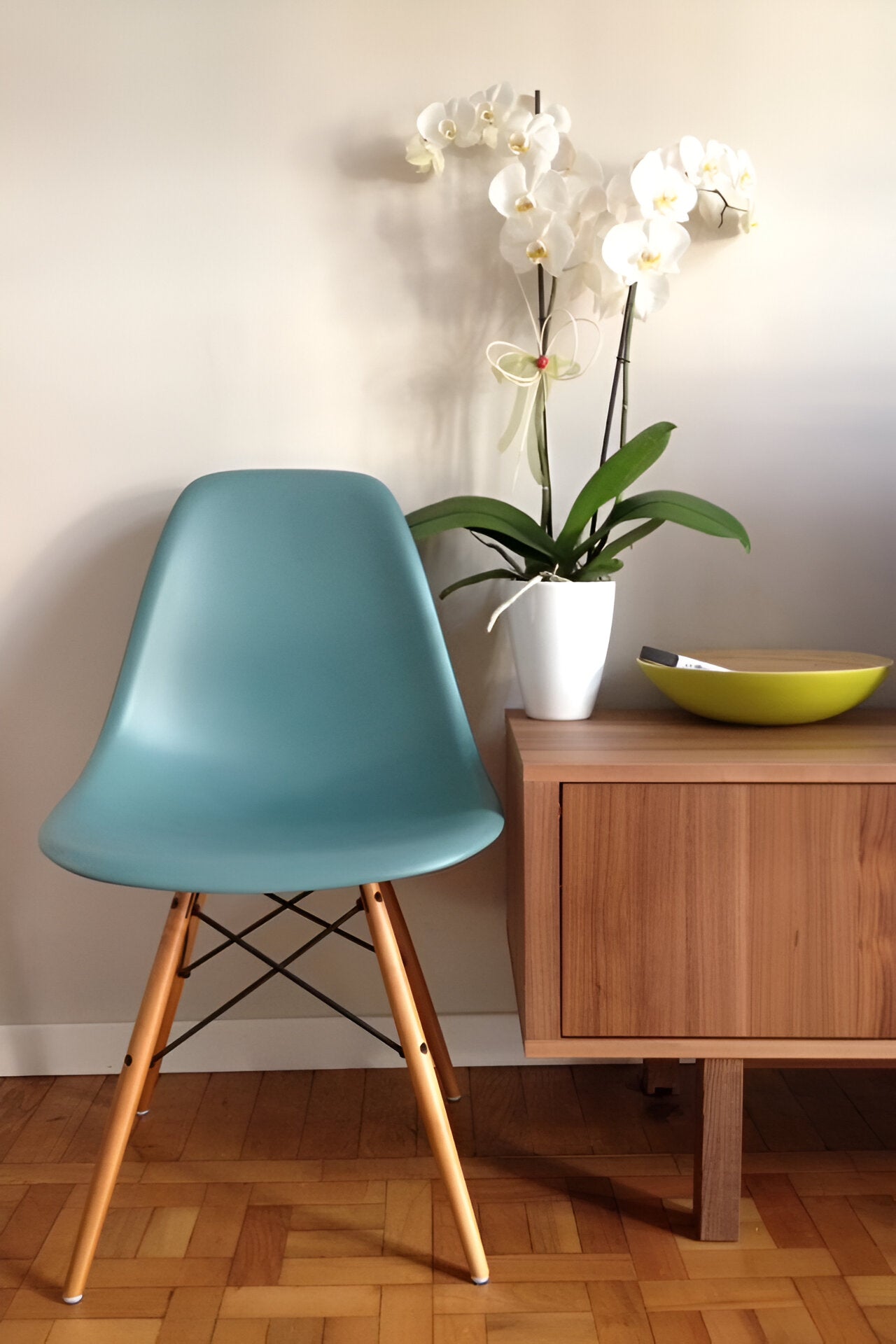 Eames Eiffel Molded Plastic Chair (Natural Base)